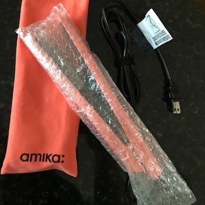 Amika ceramic straightener, pink 1.25” NIB